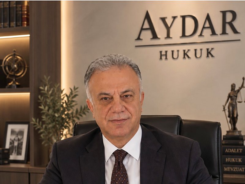 Av. Aydın Aydar ofisindeki çalışma masasında